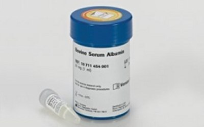 Bovine Serum Albumin Un recipiente de seroalbúmina bovina (BSA) con un vial pequeño al lado. Esta configuración se observa típicamente en un entorno de laboratorio donde la BSA se utiliza en diversas aplicaciones bioquímicas debido a su estabilidad y falta de interferencia en las reacciones biológicas. El vial sugiere que pueden almacenarse y utilizarse cantidades precisas de BSA según necesidad.