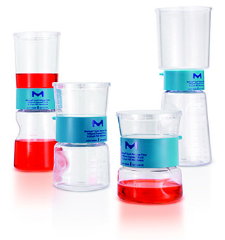 Cell culture media in Stericup® sterile filtration devices Un grupo de seis vasos de precipitado y matraces, cada uno equipado con tapas de silicona azul, que contienen diferentes niveles de líquidos rojos y transparentes. Estos recipientes están dispuestos de una manera algo escalonada para mostrar sus diferentes formas y tamaños, sobre un fondo claro.