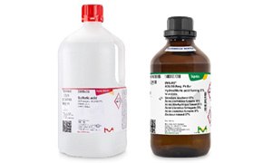 La imagen muestra dos botellas de productos químicos: una blanca más grande con tapón rojo y símbolos de peligro, y una de vidrio marrón más pequeña con tapón negro y una etiqueta verde y blanca.