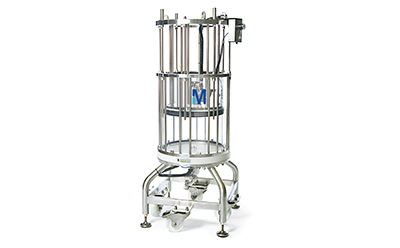 IsoPak™ columns Columna cromatográfica circular de acero inoxidable montada sobre un soporte. Tiene múltiples tubos verticales conectados por anillos metálicos en la parte superior e inferior. Se observan botones y palancas de ajuste en el soporte, debajo de la columna. El equipo está montado sobre un soporte de metal con ruedas giratorias para favorecer la movilidad.