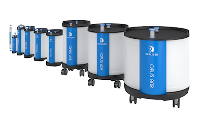 Opus® columns for scalability and flexibility Nueve tamaños diferentes de columnas de cromatografía precargadas Opus®, alineadas, desde el tamaño más pequeño a la izquierda hasta el tamaño más grande, a la derecha