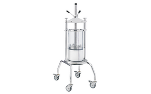 Columna cromatográfica de acero inoxidable sobre ruedas, diseñada para aplicaciones de bioprocesamiento, con una cámara central transparente que tiene marcas de medición y un volante montado en la parte superior para ajustes de precisión.