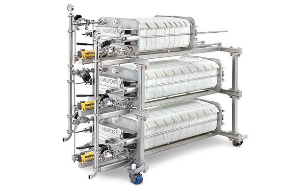 Clarification Filter Holders Sistema de filtro de clarificación industrial con múltiples unidades cilíndricas montadas en un marco metálico, completo con manómetros y válvulas, diseñado para procesos de filtración a gran escala.