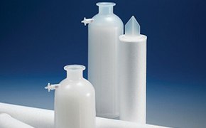 Tres filtros de clarificación cilíndricos blancos diseñados para eliminar partículas y microorganismos de las corrientes de procesos farmacéuticos y biofarmacéuticos. Los filtros se encuentran sobre un fondo azul.