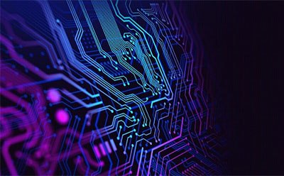 Primer plano de una placa de circuito, que muestra los patrones intrincados de vías eléctricas en tonos vibrantes de azul y morado. El fondo se desvanece en un tono más oscuro, destacando las líneas brillantes y los nodos que crean una estética futurista de alta tecnología.