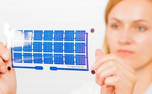Investigadora sujetando un dispositivo electrónico impreso.