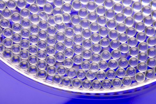 Self-assembled ordered structure of molecules Las moléculas autoensambladas forman una estructura ordenada en la superficie deseada