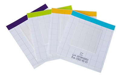 Conjunto de cuatro tiras reactivas rápidas con encabezados codificados por colores, cada una de las cuales representa una prueba diferente para identificar rápidamente los microorganismos indicadores, completado con número de lote y fecha de vencimiento para garantizar la calidad.