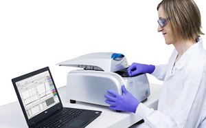 Persona con bata blanca de laboratorio, guantes y gafas protectoras usando una unidad de concentración Assurance® GDS PickPen™ para la detección de patógenos mediante PCR