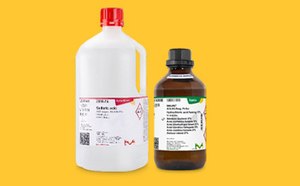 Dos botellas de productos químicos de laboratorio sobre un fondo amarillo. La botella de la izquierda es más grande, tiene un tapón rojo y una etiqueta con símbolos de peligro. La botella más pequeña de la derecha tiene tapón negro y etiqueta blanca y verde.