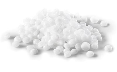 Colorless sodium hydroxide/potassium hydroxide pellets Gránulos incoloros o blancos de una base cáustica hidróxido de sodio o hidróxido de potasio