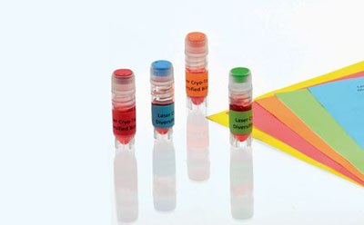 Cuatro viales peque&ntilde;os con tapones de colores y etiquetas sobre un fondo blanco. Cada vial tiene un tap&oacute;n de diferente color: rojo, naranja, azul y verde.