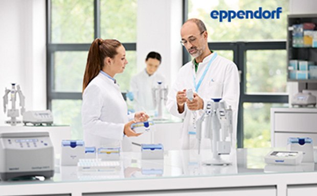 Eppendorf Científicos en una mesa de laboratorio mirando material de laboratorio Eppendorf