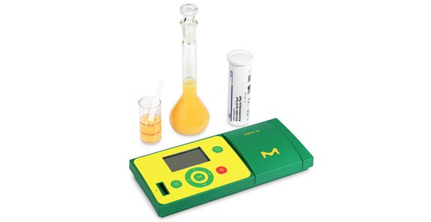 RQflex® 20 Reflectometer El reflectómetro portátil RQflex® 20 con tiras reactivas, un vaso de precipitados y una botella.