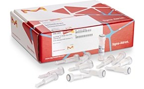 Un kit de suministros médicos marcado como &quot;SupraAlvita Sterile Syringe 0,5ml U-100 Insulin&quot; con varias jeringas y ampollas dispersas por delante. Las jeringas y ampollas son de plástico transparente con émbolo blanco.