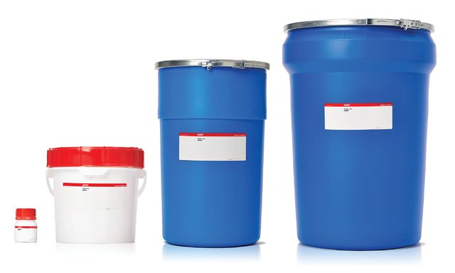 Buffer and pH Adjuster En la imagen se representan cuatro recipientes relacionados con disoluciones tampón y ajustadores del pH. Los dos más pequeños a la izquierda tienen una tapa roja y el cuerpo blanco. Los dos más grandes a la derecha son azules y tienen tapas bordeadas en rojo.