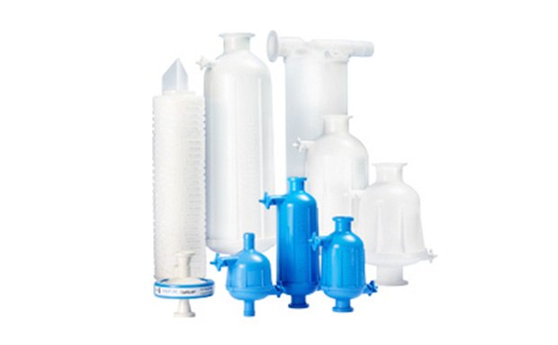 Milipore Express<sup>®</sup> Capsule and Cartridge Filters of Different Sizes Variedad de unidades de filtración de laboratorio, incluidos varios tamaños de columnas de filtración y matraces, utilizados para la filtración de disoluciones tampón en la investigación científica.