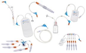 Colección de equipos médicos, como varios tipos de líneas i.v., conectores y otros artículos relacionados, todos dispuestos sobre un fondo blanco. El surtido incluye tubos de diferentes longitudes y grosores, algunos conectados a pequeños recipientes de plástico blanco para la administración de medicamentos o líquidos. Tapones de color naranja cierran los extremos de algunos tubos, y los conectores van desde simples hasta complejos, probablemente para procedimientos médicos especializados.