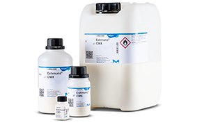 Eshmuno IEX Chromatography Resins Un conjunto de recipientes químicos de diferentes tamaños, todos con etiquetas y aislados sobre un fondo blanco. La más grande es un bidón blanco con una etiqueta azul y un símbolo de peligro por sustancias corrosivas. Hay dos botellas más pequeñas con etiquetado similar. Los recipientes están marcados con texto azul y símbolos que indican su contenido e información de seguridad.