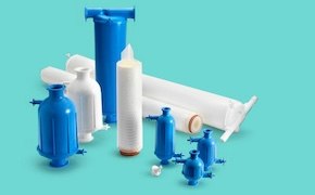 Una colección de equipos de laboratorio, incluidos varios recipientes azules y blancos, tubos y una jeringa, dispuestos sobre un fondo turquesa claro.