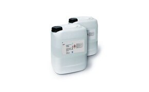 Fractogel® chromatography resin Dos recipientes de plástico blanco con tapas negras utilizados para almacenar líquidos.