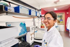 MAST® Autosampling Solution Científico en un entorno de laboratorio con gafas de seguridad de pie frente a un equipo de gran tamaño
