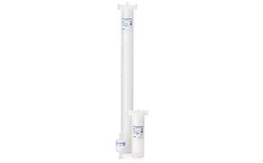 Dos columnas cromatográficas diseñadas para aplicaciones de cromatografía de membrana, con una columna alta y delgada, con marcas de medición, y la otra más corta y ancha con una etiqueta de volumen cerca de su base, ambas presentadas contra un fondo blanco liso.