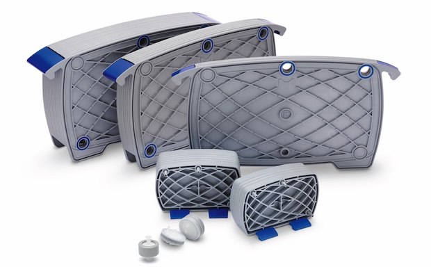 Millistak+ HC Pro Clarification Filters Una colección de filtros de clarificación de profundidad y soluciones de pretratamiento, que varían en tamaño y están equipadas con mangos azules, diseñadas para procesos de filtración eficientes. Mostrados sobre un fondo blanco estéril, estos filtros son esenciales para las etapas de purificación en la fabricación biofarmacéutica, asegurando productos finales de gran calidad.