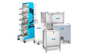 Surtido de soluciones de almacenamiento de líquidos Mobius diseñadas para un transporte y almacenamiento eficientes de líquidos. La imagen muestra un sistema móvil de gradillas con múltiples bolsas transparentes de almacenamiento, un contenedor independiente con ruedas y un recipiente portátil, todo adornado con el distintivo logotipo de Mobius y presentado en un esquema de colores transparente, blanco y azul.