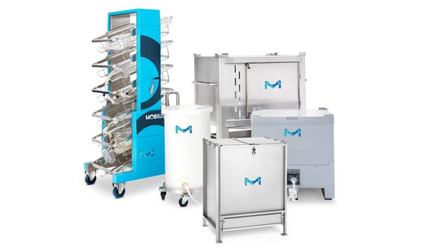 Mobius® fluid transport and storage systems Variedad de sistemas de almacenamiento y transporte de líquidos Mobius® de un solo uso, que incluye contenedores cilíndricos sobre ruedas para facilitar la movilidad, una gradilla con múltiples compartimientos de bolsas para el almacenamiento organizado de líquidos y recipientes cúbicos que sugieren un enfoque modular para la gestión de líquidos en las operaciones de fabricación. Los sistemas están marcados con el logotipo Mobius®.