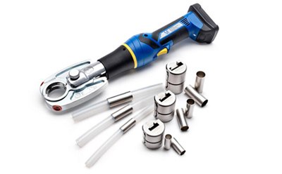 NovaSeal™ battery powered crimping tool and silicone tubing with metal pinch pipes La engarzadora manual y a pilas NovaSeal™ engarza y corta de forma segura su conjunto desechable en dos vías de líquido estéril