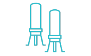 Reducción de la biocarga NovaSeptum® SURe Dibujo lineal minimalista de dos sillas una al lado de la otra, representadas en verde azulado sobre un fondo blanco. Las sillas tienen un diseño simple con respaldos rectos y cuatro patas cada una, mirando hacia la misma dirección.