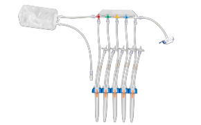 Producto sanitario con múltiples tubos y conectores de colores, probablemente utilizado para la administración o la extracción de líquidos. Cuenta con una cámara de recolección de plástico blanco desde la que se extienden tubos transparentes, cada uno marcado con un conector de color diferente. Los tubos están dispuestos en paralelo, tienen abrazaderas azules para el control de flujo y terminan en agujas metálicas o conectores para la fijación a otros dispositivos o pacientes.