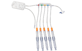 Producto sanitario utilizado para la monitorización o el tratamiento de los pacientes, que presenta una pieza de plástico blanco con siete tubos que se extienden desde ella. Cada tubo tiene un marcador de color y está equipado con conectores grises tapados con tapas de seguridad naranja.