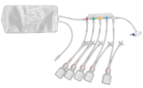 Producto sanitario que consiste en una bolsa de plástico transparente conectada a una serie de tubos con abrazaderas, que conducen a bolsas más pequeñas. Cuenta con un sistema de suministro de líquidos con múltiples tubos marcados con etiquetas codificadas por colores (rojo, verde, amarillo y azul), cada uno unido a una bolsa más pequeña para la recolección o entrega de líquidos.