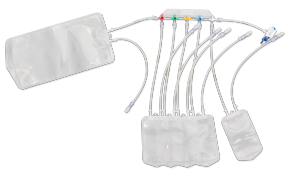 Producto sanitario que consiste en una bolsa de plástico transparente conectada a varias bolsas más pequeñas a través de tubos codificados por colores. La bolsa principal está unida a varias más pequeñas, cada una unida a un conector de diferentes colores: rojo, verde, amarillo y azul. Estas bolsas más pequeñas parecen estar diseñadas para separar o recolectar diferentes tipos de líquidos en un entorno médico.