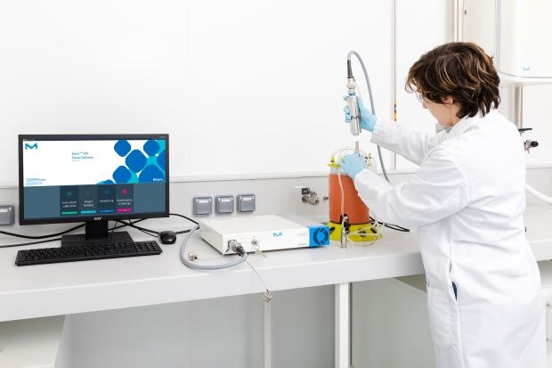 Photo of the ProCellics™ Raman Analyzer probe immersed into the bioreactor. The ProCellics™ Raman Analyzer probe is immersed into the bioreactor. The instrument is controlled by Bio4C® PAT Raman Software.