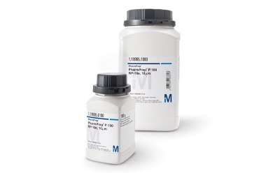 Dos botellas de adsorbente de sílice PharmPrep® utilizadas en la purificación de péptidos y proteínas pequeñas, una más pequeña para aplicaciones a escala de laboratorio y otra más grande para uso a escala industrial, ambas con etiquetas azules que detallan su idoneidad para diversos requisitos de separación en los procesos de fabricación. Dos botellas de adsorbente de sílice PharmPrep® utilizadas en la purificación de péptidos y proteínas pequeñas, una más pequeña para aplicaciones a escala de laboratorio y otra más grande para uso a escala industrial, ambas con etiquetas azules que detallan su idoneidad para diversos requisitos de separación en los procesos de fabricación.