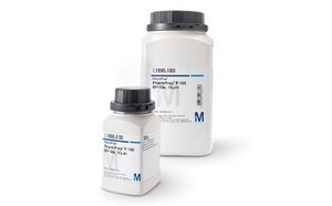 Dos botellas de resina para cromatografía, una pequeña y una grande, marcada para aplicaciones de fase inversa o fase normal, con una etiqueta de color blanco y azul con el diseño del logotipo «M». 
