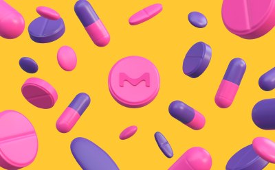 Solid Formulation Excipients Used Pharma Dosage Forms Varias pastillas y cápsulas de color rosa y morado dispersas sobre un fondo amarillo brillante. Una pastilla grande redonda de color rosa en medio de la imagen con la letra "M" en relieve.