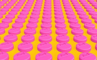 Filas de comprimidos rosas que representan un entorno de fabricaci&oacute;n.