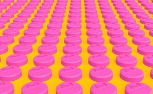 Filas de comprimidos rosas que representan un entorno de fabricación.