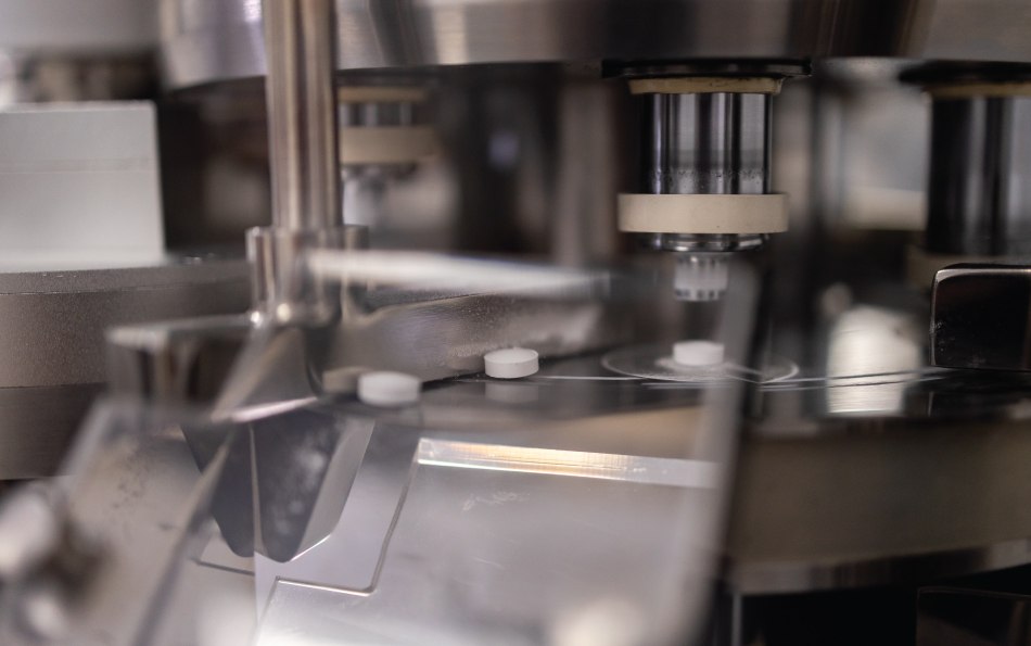 In direct compression, the tableting blend is directly compressed without prior granulation, making it a highly efficient process for solid oral dose manufacturing.