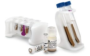 Equipo que muestra microesferas magnéticas PureProteome™ para purificación de proteínas.
