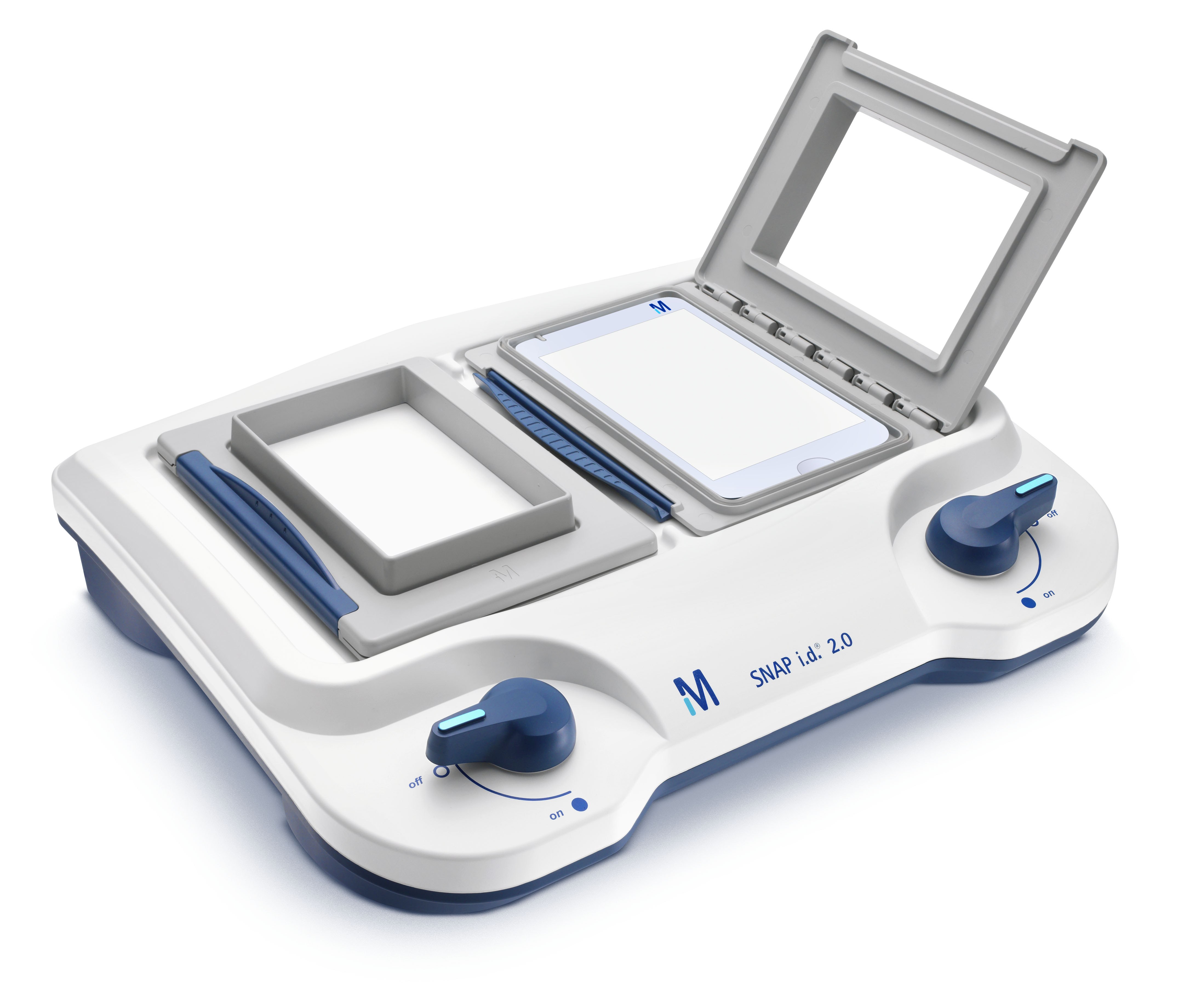 Snap i.d.® 2.0 system with midi frames and blots El sistema de detección de proteínas Snap I.D. 2.0 presenta una elegante base blanca con dos botones de ajuste azules y una pantalla de visualización, junto con áreas designadas para la colocación de muestras, que incorporan tecnología moderna de análisis de proteínas