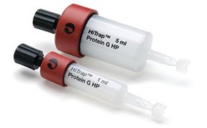 Dos columnas HiTrap™ FF en diferentes tamaños, con marcas de 1 ml y 5 ml,tapas negras y bases rojas.