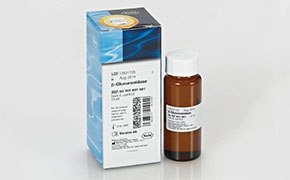 Un frasco marrón, lleno de las enzimas β-glucuronidasa y sulfatasa, y su envase. El envase es predominantemente blanco con elementos de diseño azules. Incluye texto, un código de barras y un logotipo circular amarillo en la parte superior.