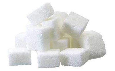 Carbohydrate reference materials Un montón de terrones de azúcar blanco cuidadosamente apilados contra un fondo blanco liso. Los terrones son de tamaño y forma uniformes, sugiriendo un sentido de orden y simplicidad. En la imagen se resalta la textura granular de los terrones de azúcar.