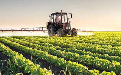 Pesticides En esta imagen podemos ver un tractor en una granja donde se están realizando procedimientos agrícolas.