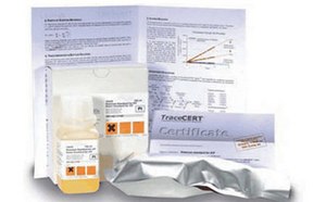 Colección de artículos relacionados con los patrones de la química analítica. Contiene una botella con una etiqueta amarilla y varios documentos. Uno de ellos es un documento de acreditación. Otro papel muestra gráficos y texto impresos. El fondo es blanco y no descriptivo.